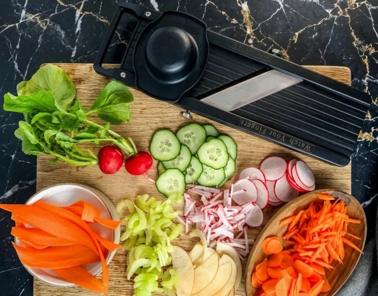 Tábua com legumes cortados no mandoline