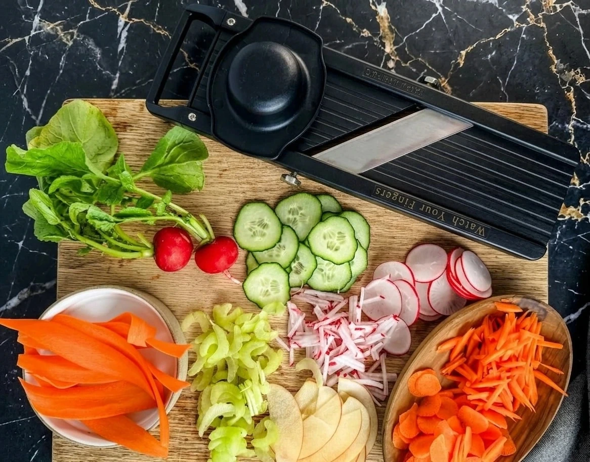 Tábua com legumes cortados no mandoline
